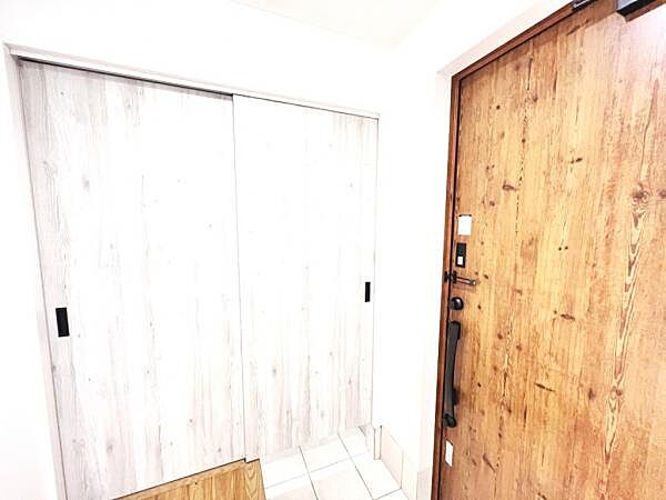 いつでもお部屋をスッキリお使い頂ける収納スペースを設置。