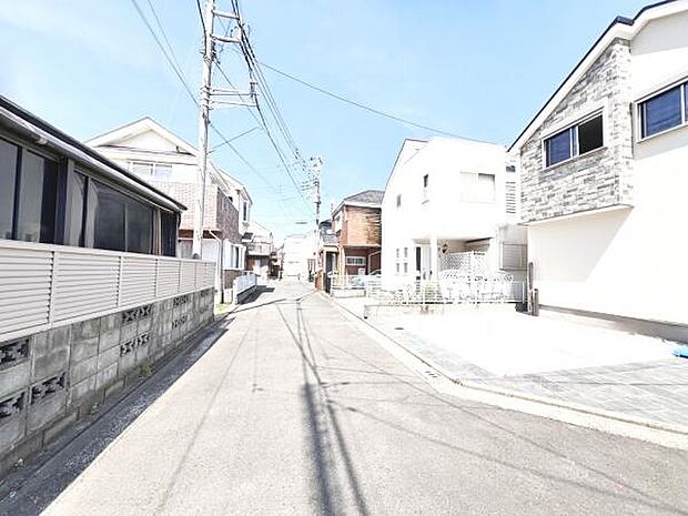 前面道路を含めた現地写真です。