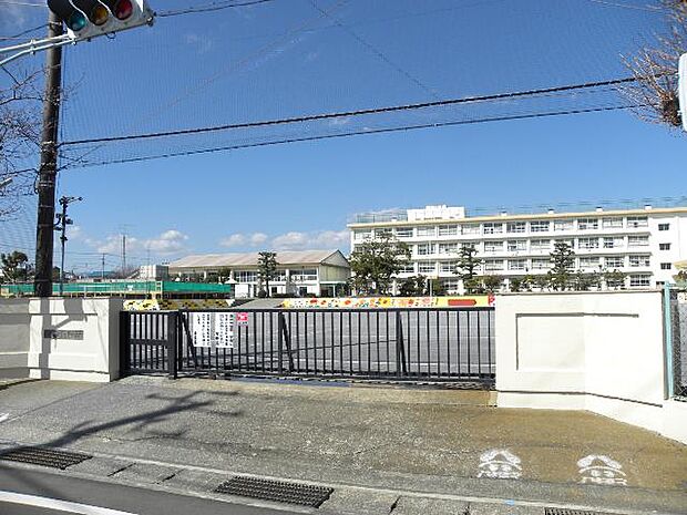 平塚市立富士見小学校まで約640m(徒歩8分)