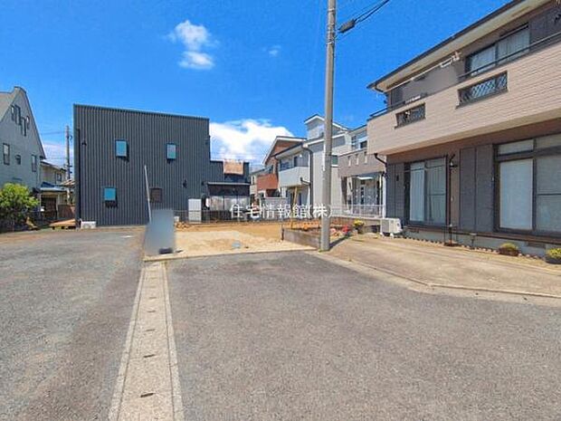 前面道路を含めた現地写真です。