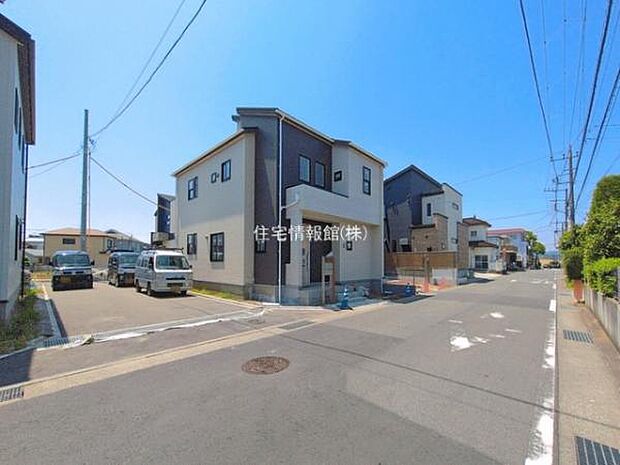 前面道路を含めた現地写真です。