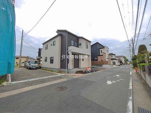 前面道路を含めた現地写真です。