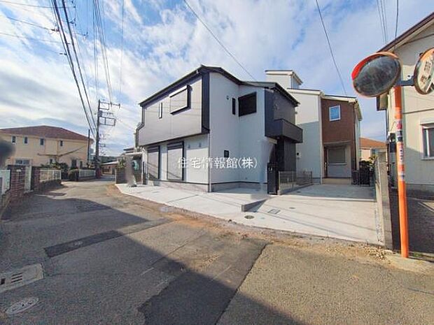 前面道路を含めた現地写真です。