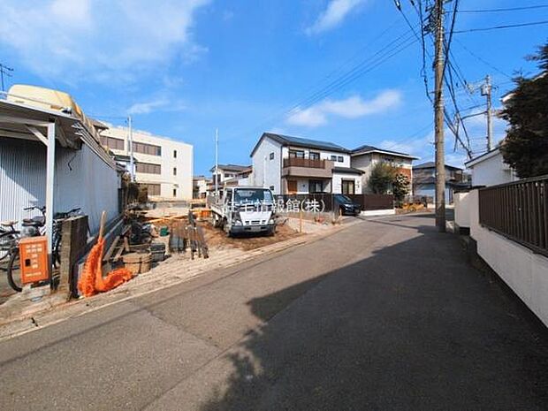 前面道路を含めた現地写真です。