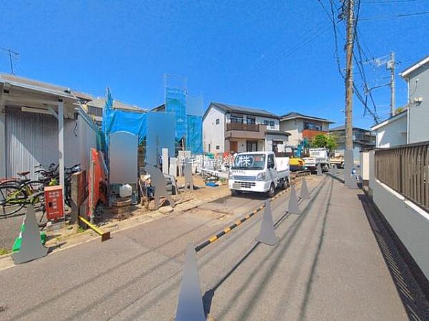 前面道路を含めた現地写真です。