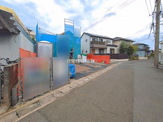 前面道路を含めた現地写真です。