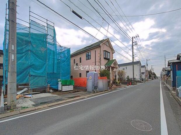 前面道路を含めた現地写真です。