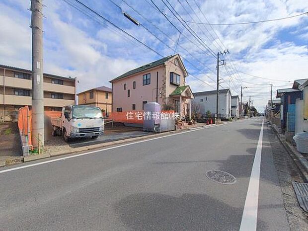 前面道路を含めた現地写真です。