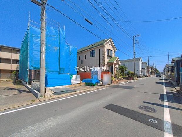 前面道路を含めた現地写真です。