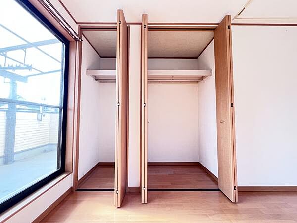 いつでもお部屋をスッキリお使い頂ける収納スペースを設置。