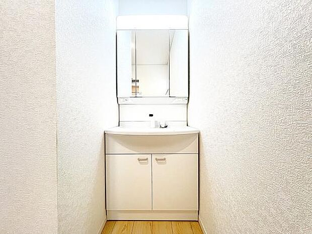 洗面化粧台です。朝の身支度から1日が始まります。