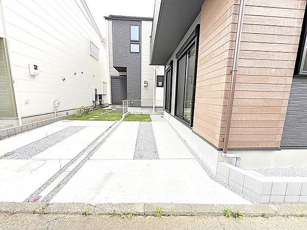駐車場ももちろん完備しておりますのでお車所有の方にも心強いです。