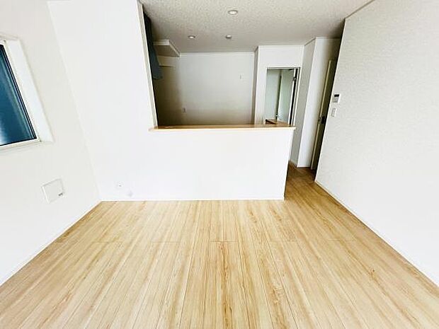 お食事中もキッチンと会話が楽しめるダイニングスペース。