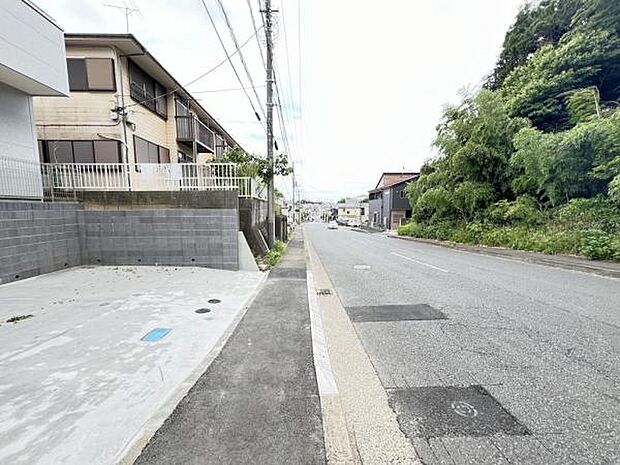 前面道路を含めた現地写真です。