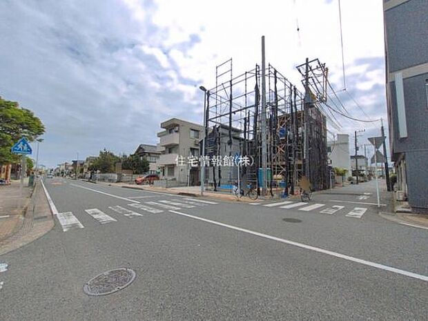 前面道路を含めた現地写真です。