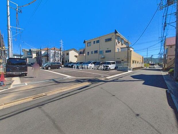 前面道路を含めた現地写真です。