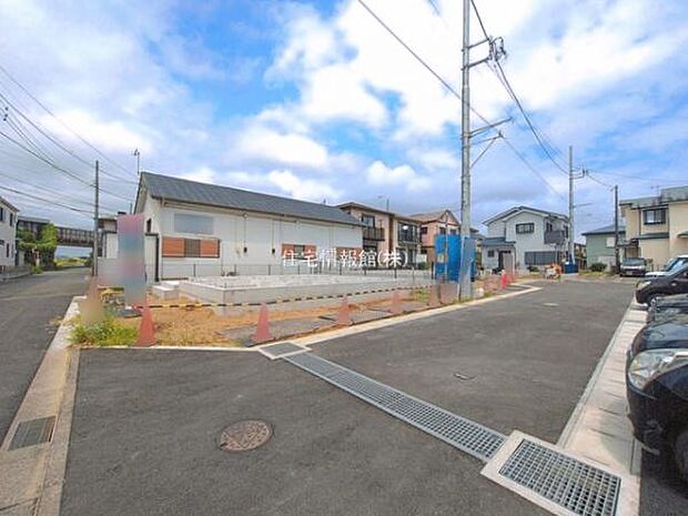 前面道路を含めた現地写真です。