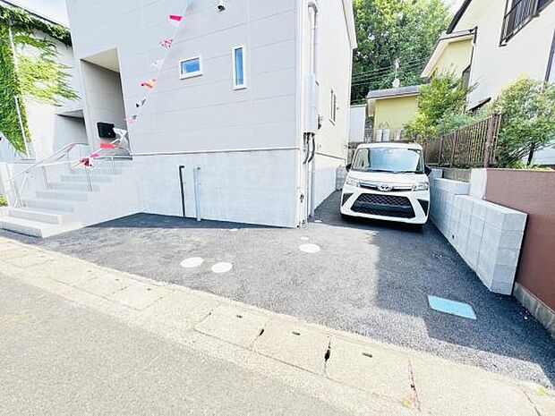駐車場も完備しておりますのでお車所有の方にも心強いです。