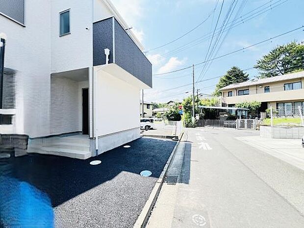 前面道路です。周辺の交通量は少なめです。