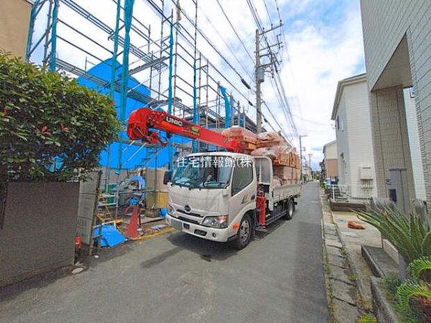 前面道路を含めた現地写真です。