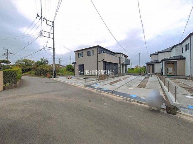 前面道路を含めた現地写真です。