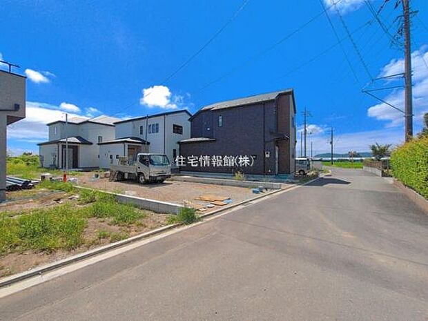 前面道路を含めた現地写真です。