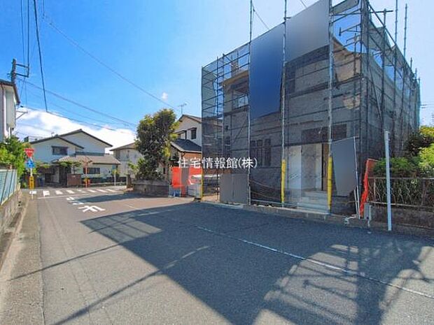 前面道路を含めた現地写真です。