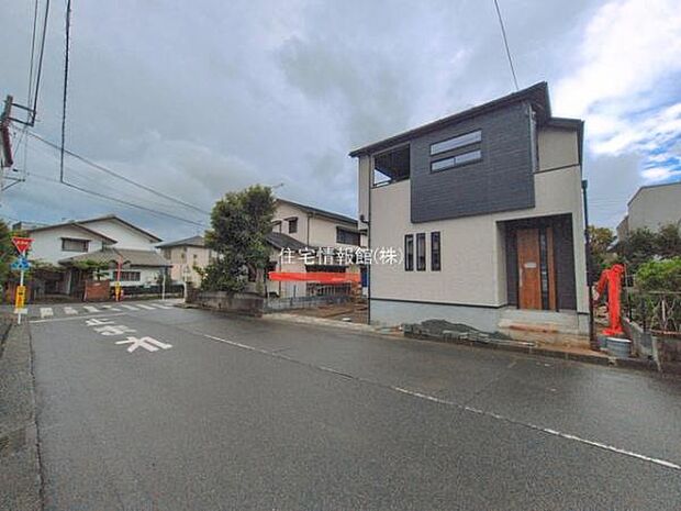 前面道路を含めた現地写真です。