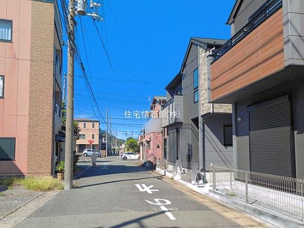 前面道路を含めた現地写真です。