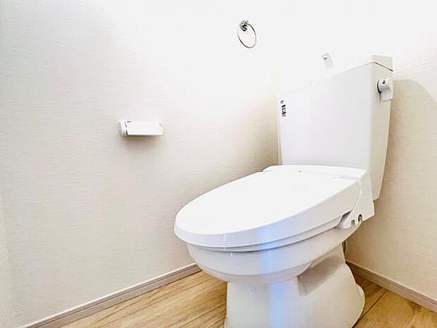 快適に使用できる温水洗浄便座付きトイレです。