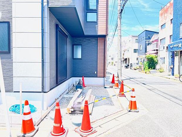 駐車場も完備しておりますのでお車所有の方にも心強いです。