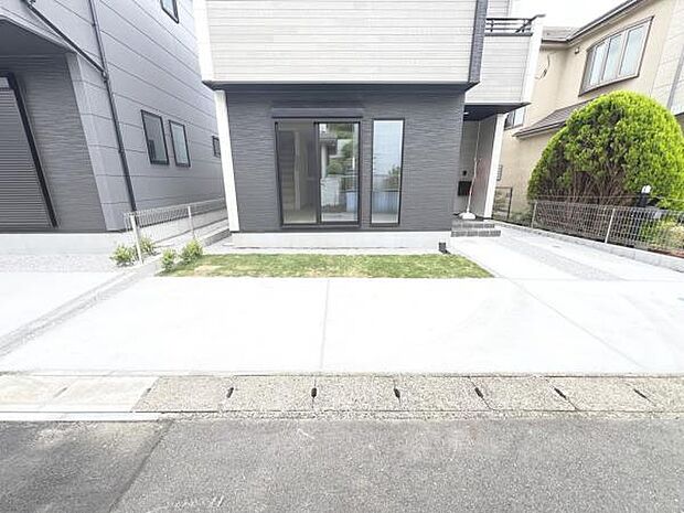 駐車場も完備しておりますのでお車所有の方にも心強いです。