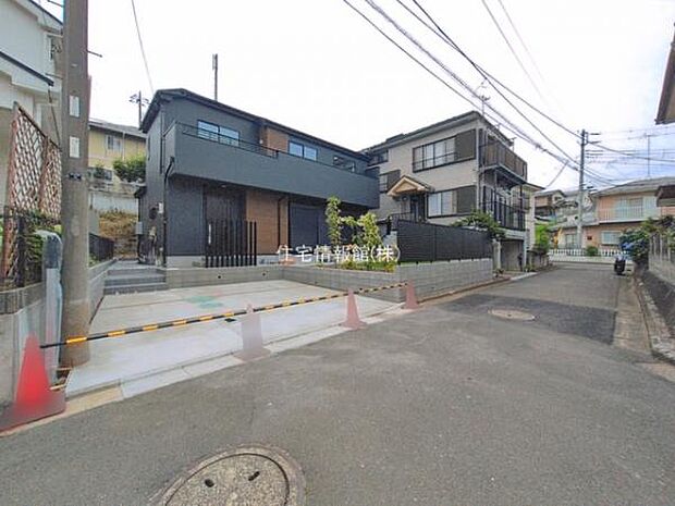 前面道路を含めた現地写真です。