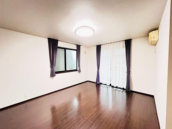 家族団らんの場所としてゆったりと居心地の良いリビングです。