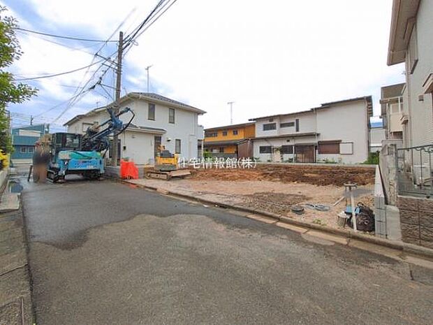 前面道路を含めた現地写真です。