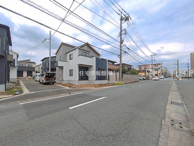 前面道路を含めた現地写真です。