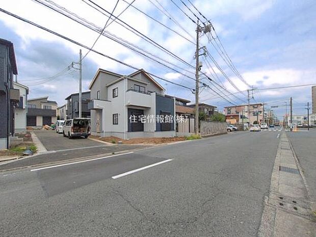 前面道路を含めた現地写真です。
