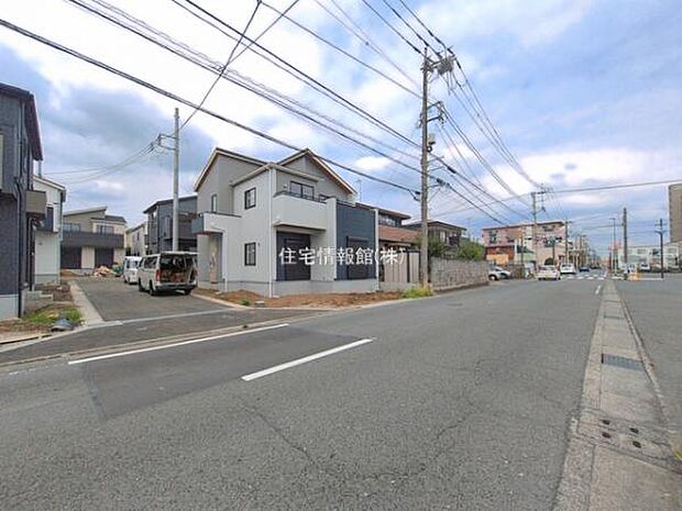 前面道路を含めた現地写真です。