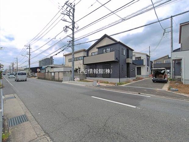 前面道路を含めた現地写真です。