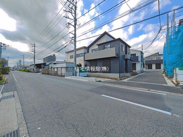 前面道路を含めた現地写真です。