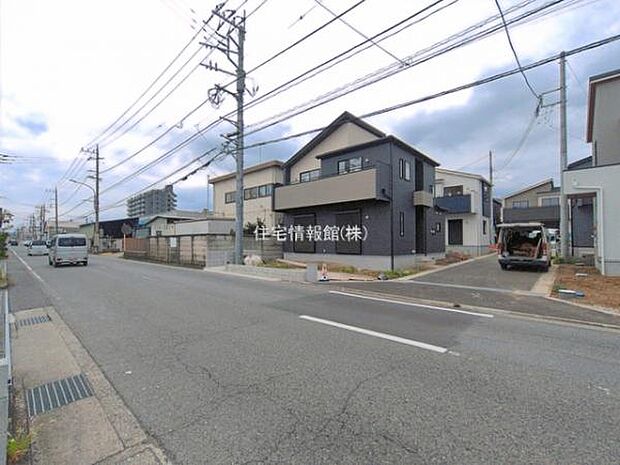 前面道路を含めた現地写真です。