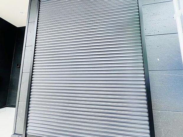 シャッター付き窓を採用しております。