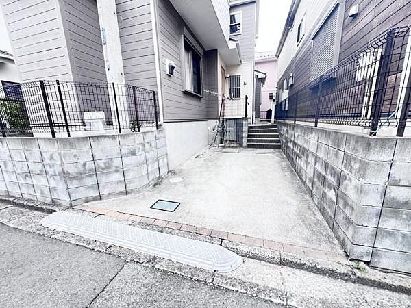 駐車場ももちろん完備しておりますのでお車所有の方にも心強いです。