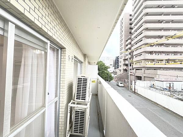 2室から出入り可能で使い勝手の良いバルコニースペースです。