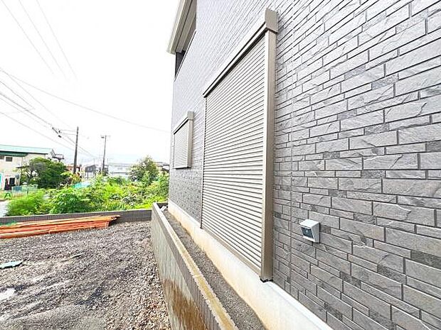 雨戸シャッター付きで、防災・防犯に心強いですね。
