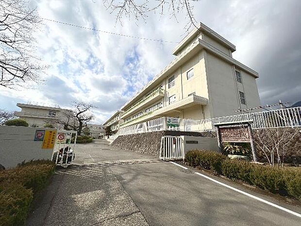 秦野市立北小学校まで約2100m（徒歩27分）