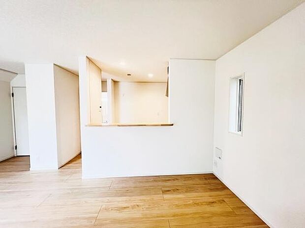 お食事中もキッチンと会話が楽しめるダイニングスペース。