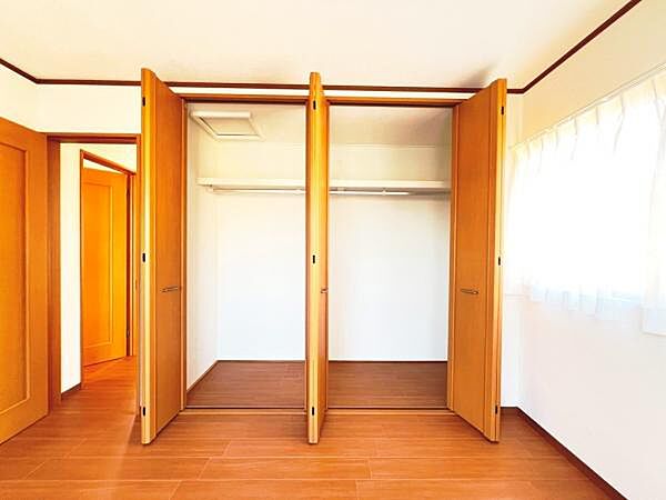 いつでもお部屋をスッキリお使い頂ける収納スペースを設置。