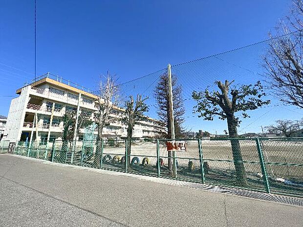 秦野市立西小学校まで約820m(徒歩11分)