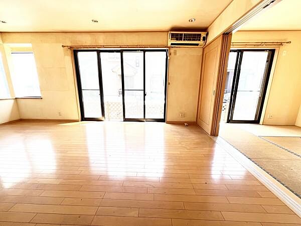 家族団らんの場所としてゆったりと居心地の良いリビングです。